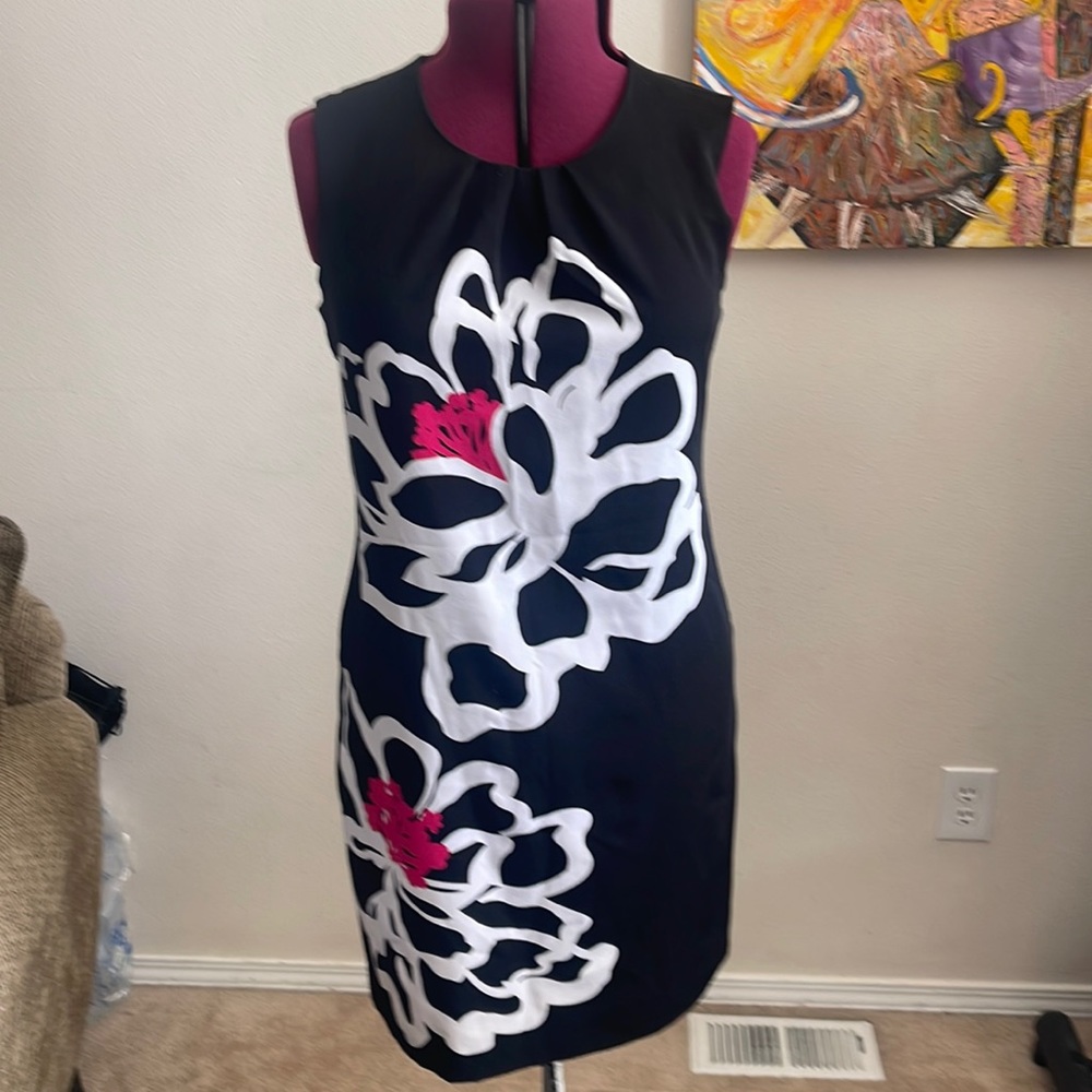 Very cute black and white flower sheath dress